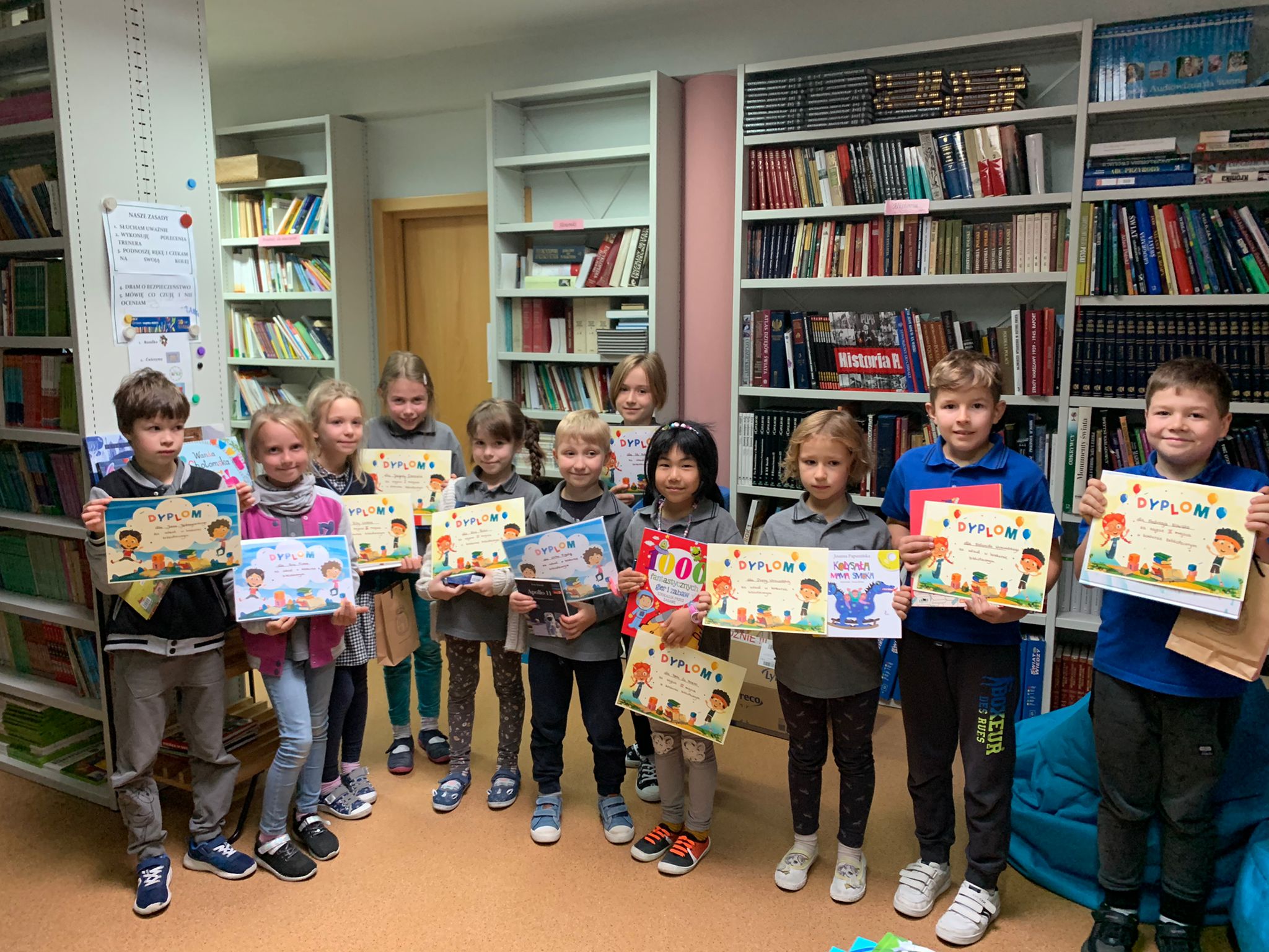 Konkurs biblioteczny - plakat promujący czytelnictwo w szkole